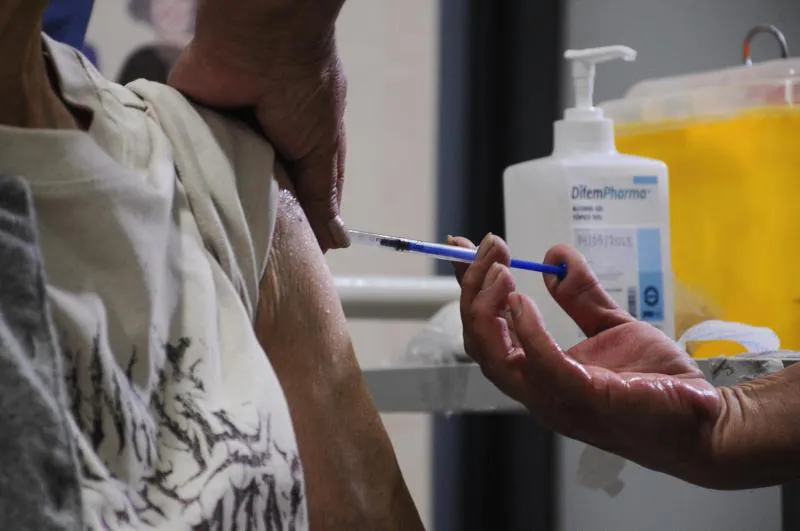 1,5 millones de Adultos mayores sin vacuna contra la influenza Chile
