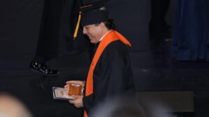 Cristian Castro se graduó del colegio a los 51 años