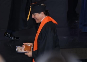 Cristian Castro se graduó del colegio a los 51 años