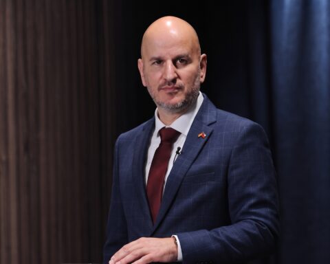 Embajador Judd revela firma de Barros en Declaración de las Américas un día después de asumir/ The Times Latino
