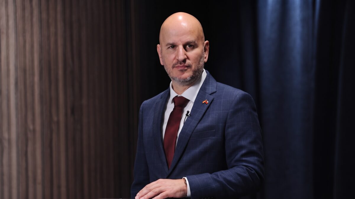 Embajador Judd revela firma de Barros en Declaración de las Américas un día después de asumir/ The Times Latino