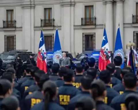 S.E. el Presidente de la República, José Antonio Kast, encabeza entrega de vehículos a la Policía de Investigaciones (PDI). / Prensa Presidencia